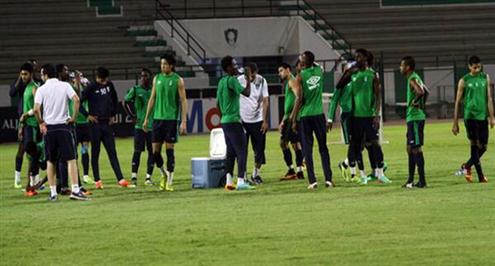 صور.. لاعبو الأهلي يدشنون حملة «لكأس الملك سنمضي معا»